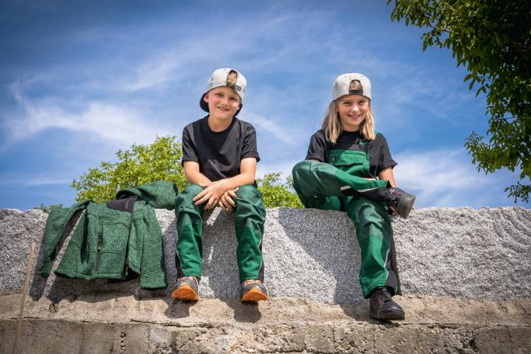 Leibwaechter Kinder Bundhose gruen schwarz Model 2