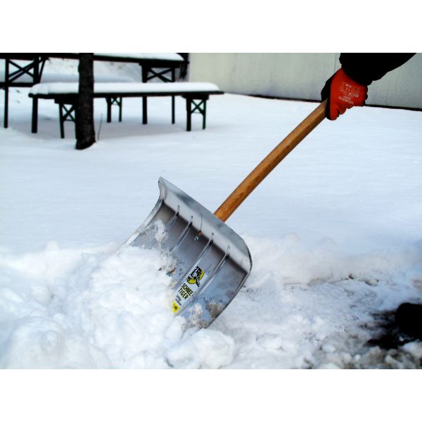 Schneeschieber aus Aluminium, 50 cm breit, mit Federstahlkante - beim Schneeschieben